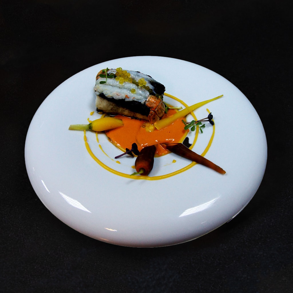 File de cod negru în crustă de langustine, sos de ardei copți parfumați cu chorizo, piure de cartofi dulci și baby legume